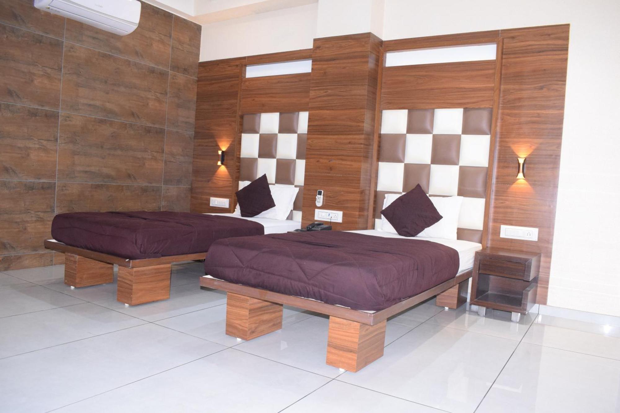 Hotel Viram Pardi Luaran gambar