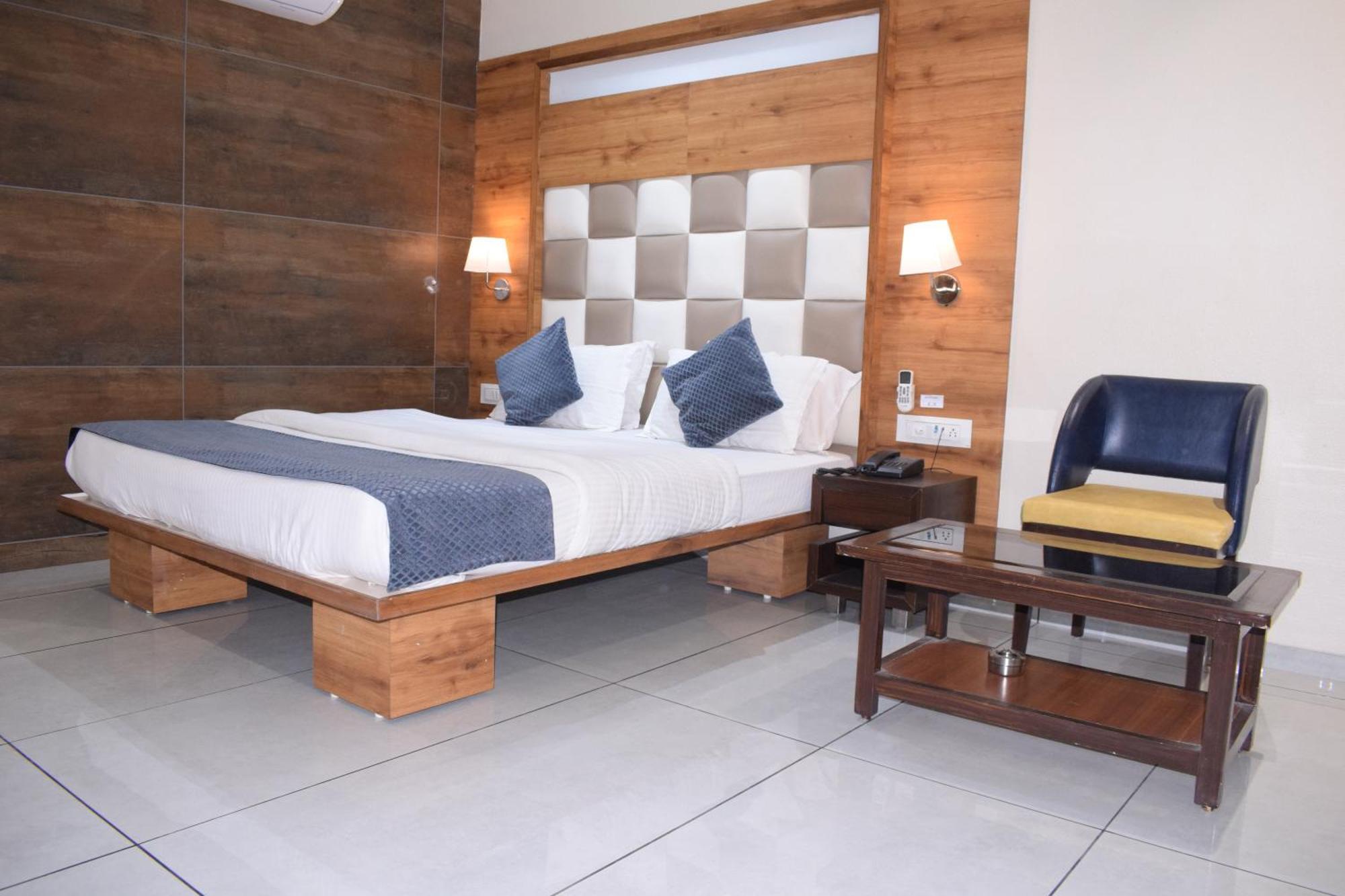 Hotel Viram Pardi Luaran gambar