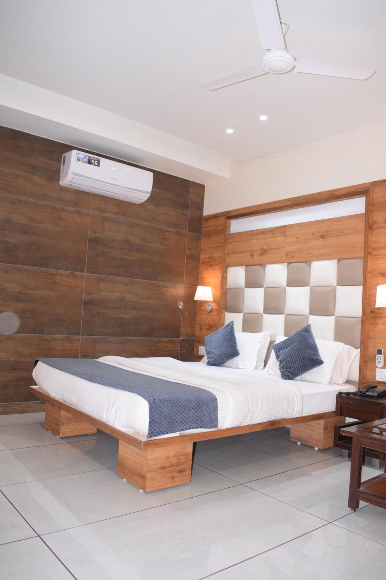 Hotel Viram Pardi Luaran gambar