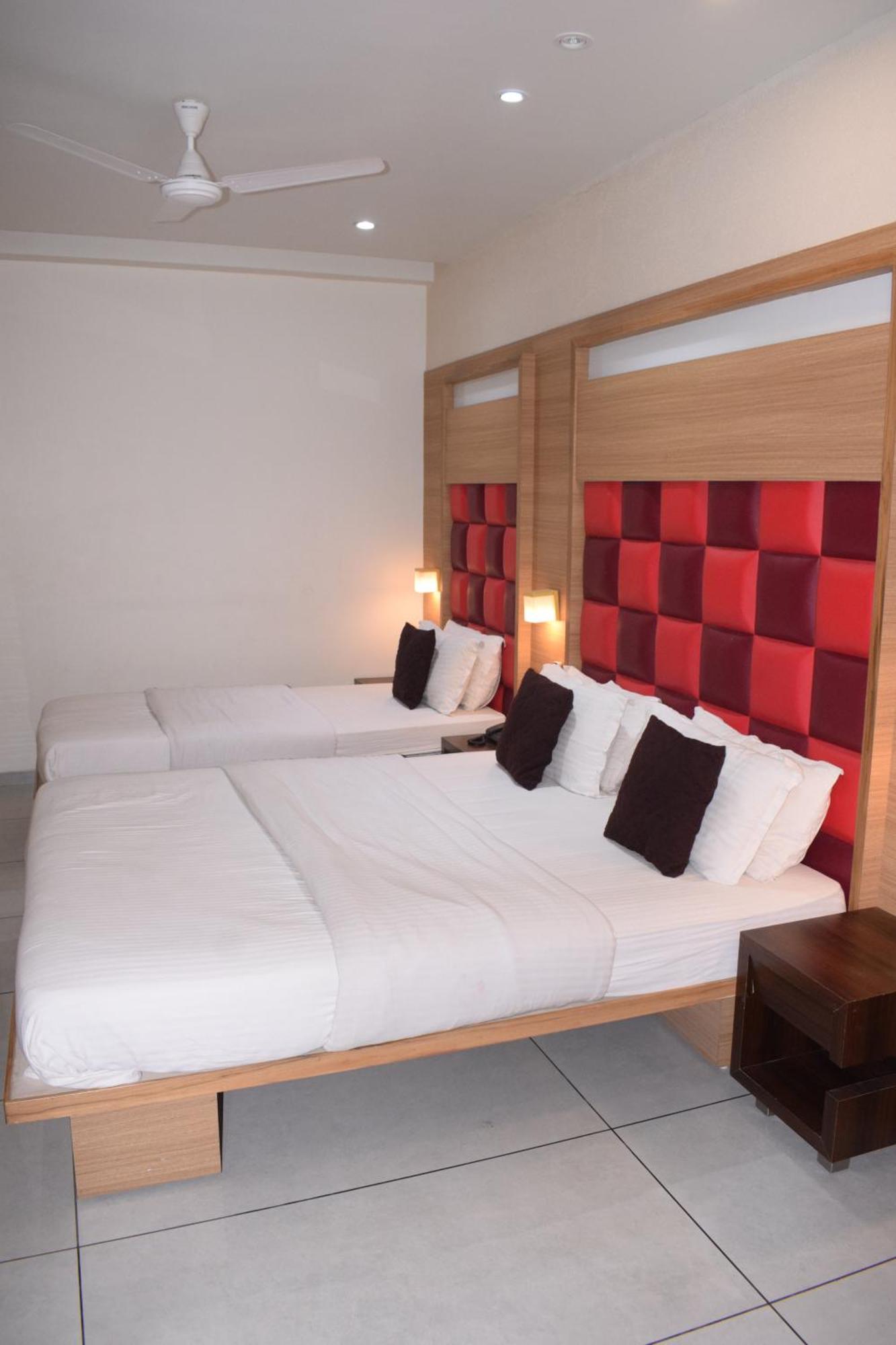 Hotel Viram Pardi Luaran gambar